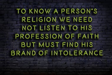 Tuğla duvardaki ışıklı neon tabela olarak bilgece alıntı