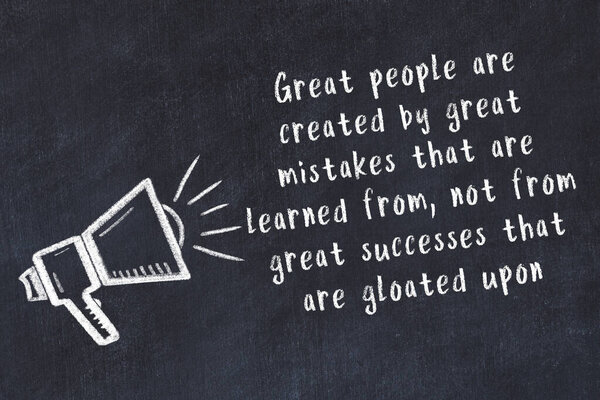 Рисунок мелом громкоговорителя и рукописная мудрая цитата на черной доске