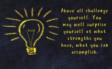 Bilgece bir alıntı ve siyah karatahtaya bir ampul çizimi