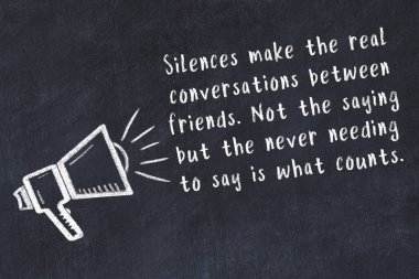 Bilge motivasyonel yazıtlı siyah karatahtaya hoparlör çizimi