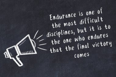 Bir hoparlörün tebeşir çizimi ve siyah karatahtaya el yazısıyla yazılmış alıntılar