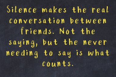 Bilgece motive edici el yazısı tebeşirle yazılmış siyah karatahta