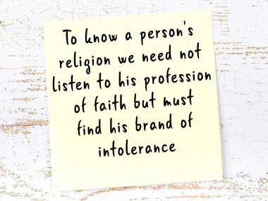 Tahta duvarda el yazısı motivasyon alıntısı olan sarı yapışkan not