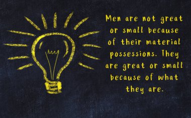 Bilgece bir alıntı ve siyah karatahtaya bir ampul çizimi