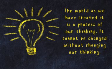 Bilgece bir alıntı ve siyah karatahtaya bir ampul çizimi