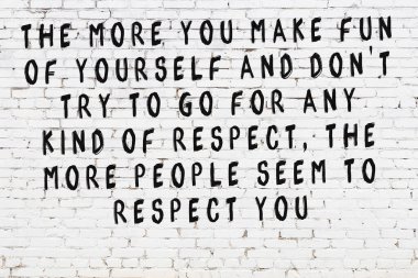 Beyaz tuğla duvar ve bilgece alıntıların yazılı olduğu siyah yazı.