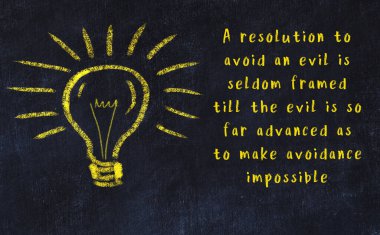 Bir karatahtaya ve bir ampul çizimine elle yazılmış akıllı bir alıntı.