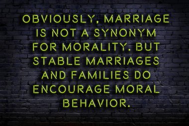 Tuğla duvardaki bilgece alıntıların neon yazıları üzerine gece görüşü