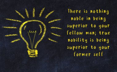 Bir karatahtaya ve bir ampul çizimine elle yazılmış akıllı bir alıntı.