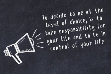 Bir hoparlörün tebeşir çizimi ve siyah karatahtaya el yazısıyla yazılmış alıntılar