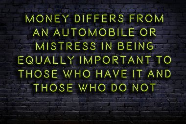 Tuğla duvardaki ışıklı neon tabela olarak bilgece alıntı