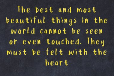 Bilgece motive edici el yazısı tebeşirle yazılmış siyah karatahta