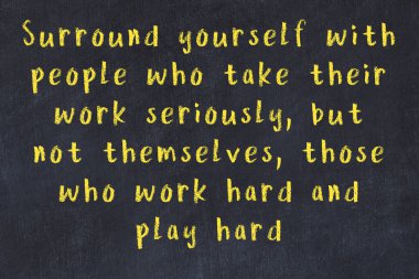 Siyah masa üzerine tebeşirle yazılmış zekice bir söz.