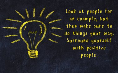 Bir karatahtaya ve bir ampul çizimine elle yazılmış akıllı bir alıntı.