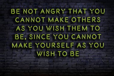 Zekice ve motive edici bir alıntı. Karanlıkta duvarda neon levhası