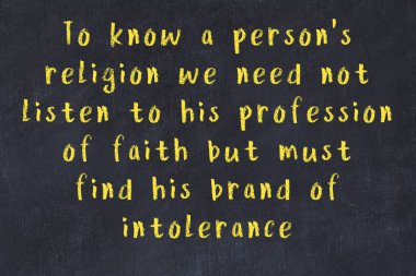 Siyah masa üzerine tebeşirle yazılmış zekice bir söz.