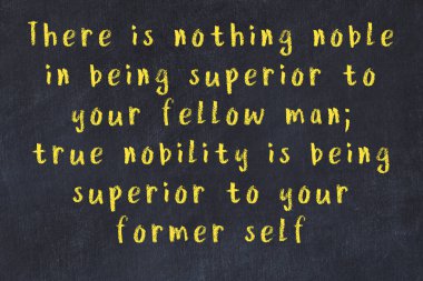 Siyah masa üzerine tebeşirle yazılmış zekice bir söz.