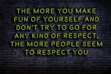 Zekice ve motive edici bir alıntı. Karanlıkta duvarda neon levhası