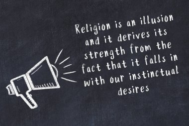 Bir hoparlörün tebeşir çizimi ve siyah karatahtaya el yazısıyla yazılmış alıntılar