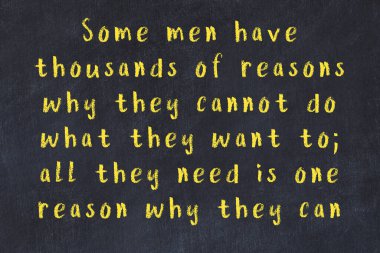 Bilgece motive edici el yazısı tebeşirle yazılmış siyah karatahta