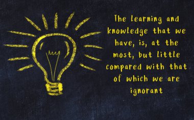 Bilgece bir alıntı ve siyah karatahtaya bir ampul çizimi