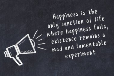 Bir hoparlörün tebeşir çizimi ve siyah karatahtaya el yazısıyla yazılmış alıntılar