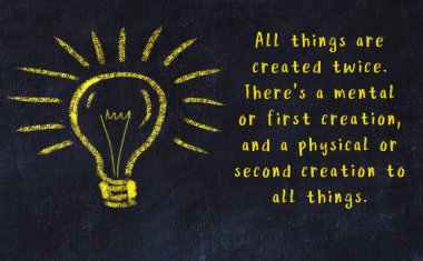 Bilgece bir alıntı ve siyah karatahtaya bir ampul çizimi