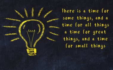 Bir karatahtaya ve bir ampul çizimine elle yazılmış akıllı bir alıntı.