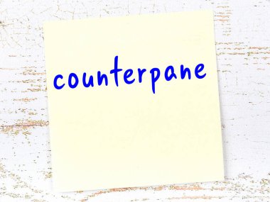 Tahta duvarda el yazısıyla yazılmış, sarı yapışkan bir not var.