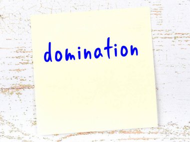 Hakimiyeti hatırlatma kavramı. Tahta duvarda üzerinde yazı olan sarı yapışkan kağıt.