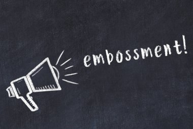 Hoparlörün tebeşir çizimi ve siyah masanın üzerine el yazısıyla yazması kabartma.