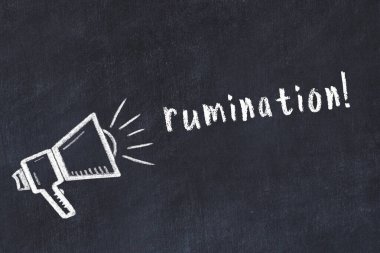 Hoparlörün tebeşir çizimi ve siyah masanın üzerine el yazısıyla yazılmış yazması.