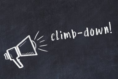 Hoparlörün tebeşir çizimi ve siyah masaya el yazısıyla yazılmış yazması.