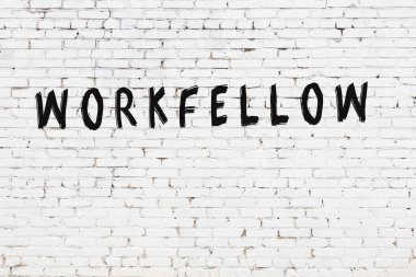 Yazı işçisi, beyaz duvara siyah boya ile yazılmış..