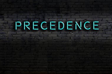 Geceleri duvarda neon levhası var. Yazı önceliği