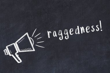 Hoparlörün tebeşir çizimi ve siyah masanın üzerine el yazısıyla yazılmış yazması.