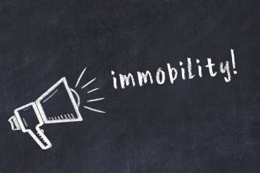 Hoparlör çizimi ve yazıt hareketsizliği olan siyah karatahta