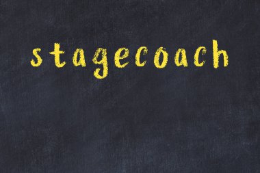 Üzerinde el yazısıyla yazılmış posta arabası olan üniversite yazı tahtası.