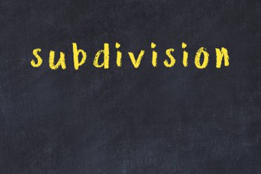 Siyah masadaki tebeşir el yazısı alt bölümü