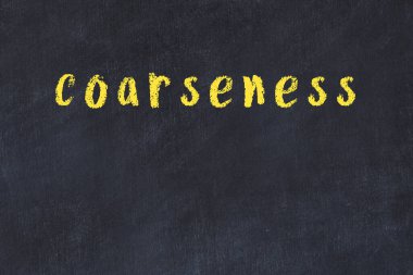 Tebeşir el yazısıyla yazılmış kabalık siyah masada.