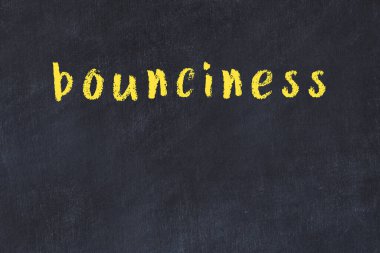 Tebeşir elle yazılmış yazı şişkinliği siyah masanın üzerinde