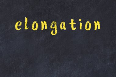 Siyah masanın üzerine elle yazılmış tebeşir uzatıcısıName