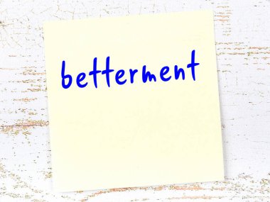 Tahta duvardaki sarı yapışkan notta el yazısıyla yazması daha iyi.