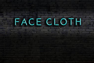 Geceleri duvarda neon levhası var. Yazı yüz bezi