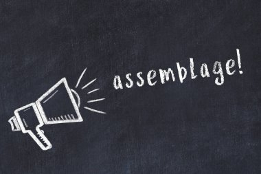 Hoparlör çizimi ve yazı derlemesi olan siyah karatahta