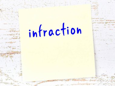 İhlali hatırlatma kavramı. Tahta duvarda üzerinde yazı olan sarı yapışkan kağıt.