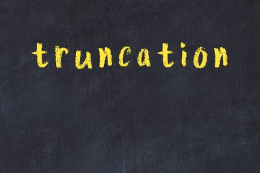 Siyah masanın üzerine tebeşir elle yazılmış yazma sandığı