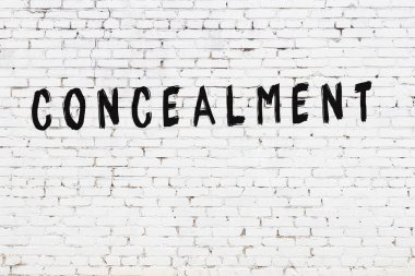 Beyaz tuğla duvara siyah boya ile yazılmış bir yazı..