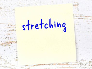 Esneme hakkında hatırlatma kavramı. Tahta duvarda üzerinde yazı olan sarı yapışkan kağıt.