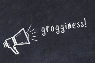 Hoparlörün tebeşir çizimi ve siyah masanın üzerine el yazısıyla yazılmış içki sersemliği.